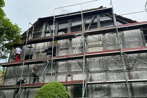 Die Fassade dieses etwa 260 Jahre alten Fachwerkhauses hat das Team 2025 begonnen zu sanieren, im Frühjahr 2026 geht es weiter.